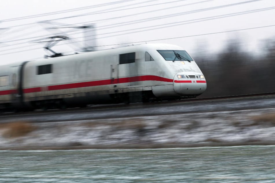 Der ICE war auf der Fahrt von Berlin nach Saarbrücken und wurde bei Ladenburg (Rhein-Neckar-Kreis) beschossen.