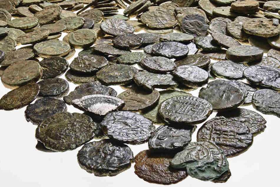 Insgesamt wurden mehr als 1200 Münzen gefunden.