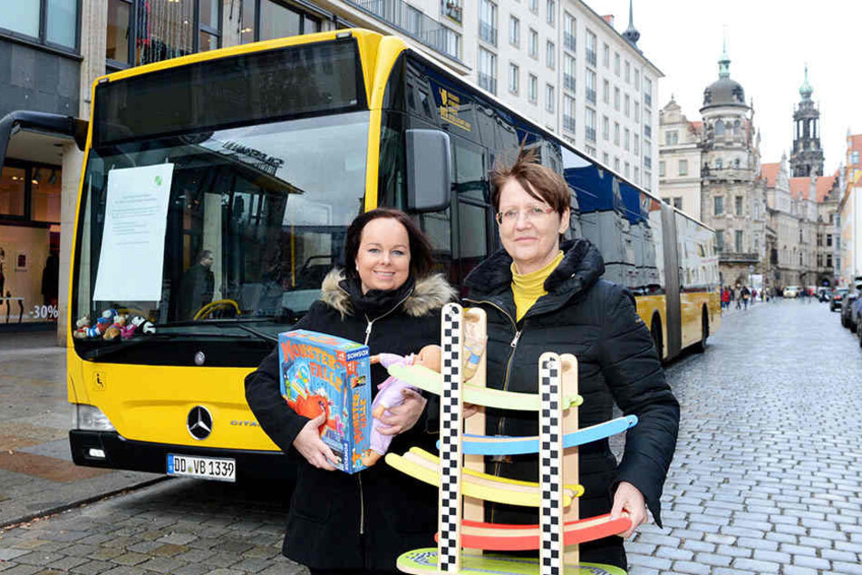 Initiatorin Andrea Curbach (58) mit Helferin Andrea Gille (30) sammelten am Dienstag gespendete Geschenke.
