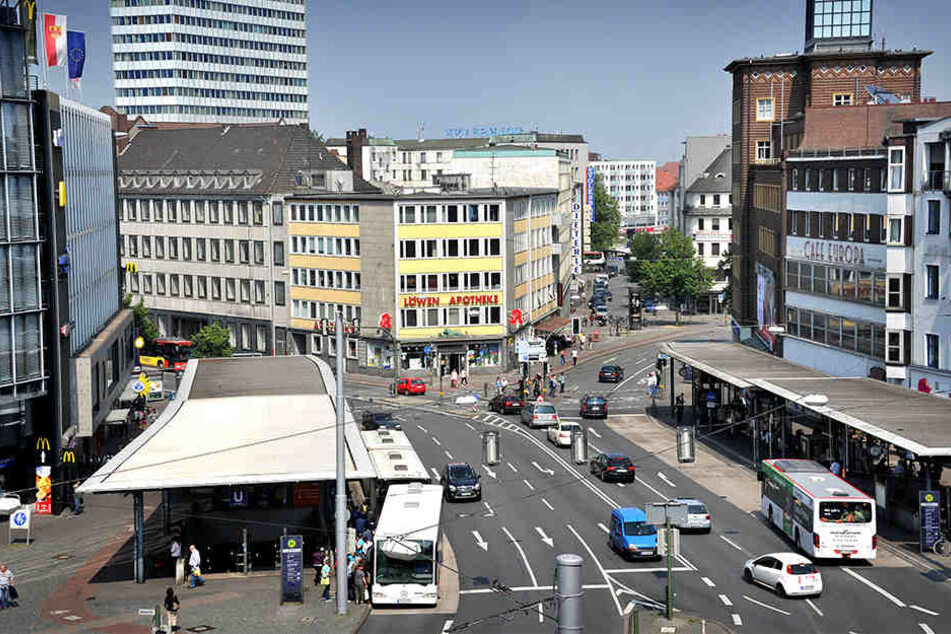 Die Stadt muss Lösungen finden, um die Luftbelastung am Jahnplatz zu senken.