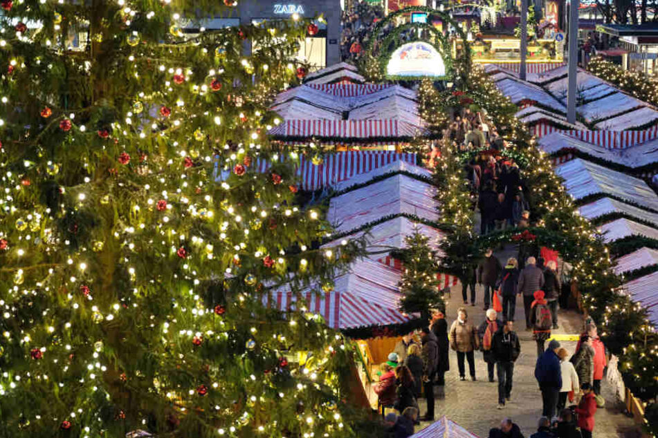 Auf dem Weihnachtsmarkt wurden die Beamten angegriffen. (Symbolbild)