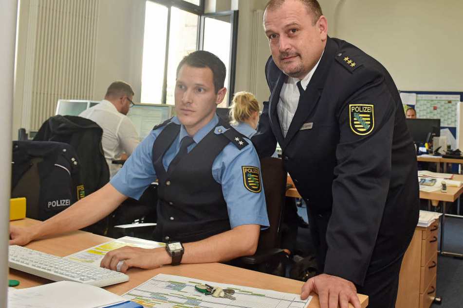 Polizeidirektor René Demmler (44, r.) leitet die Sicherheitszentrale an der Schießgasse.