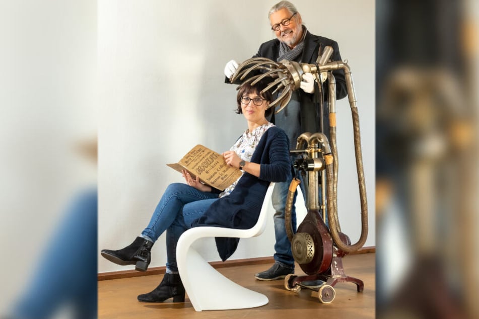 Kurator Gunter Springsguth (70) und Projektleiterin Annekathrin Lehmann (36) mit einer historischen Trockenhaube.