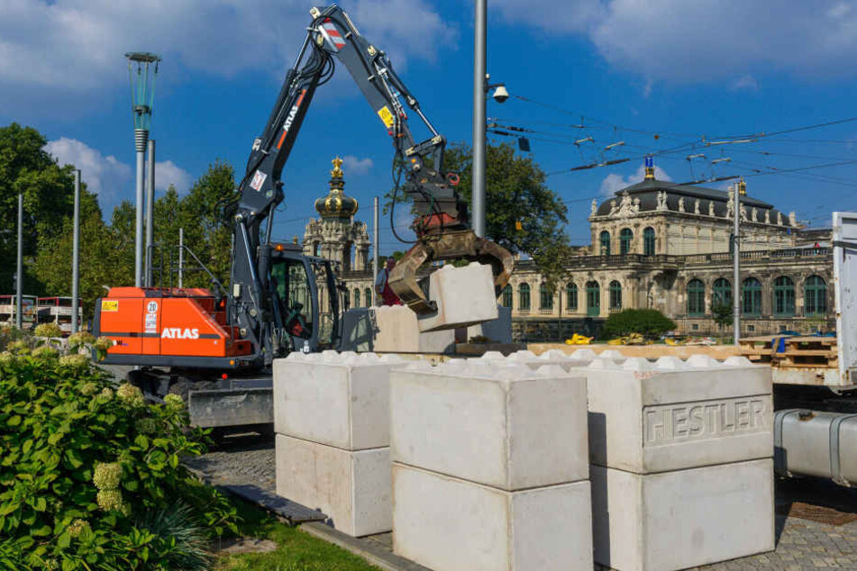 Insgesamt 1400 solcher Betonsteine - wie hier am Postplatz - riegeln das Festgebiet ab. Die Polizei nennt sie "Nizza"-Sperren.