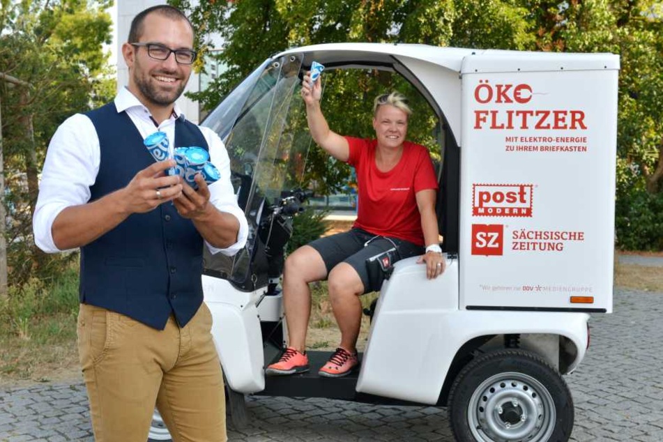 Eine Tüte Eis für die Mitarbeiter: "PostModern"-Marketingchef Alexander Hesse (34) und Zustellerin Angelique Bergmann (41) mit der coolen Überraschung.