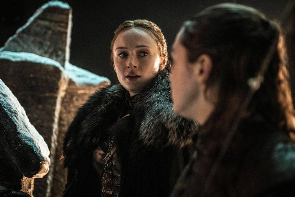 Sansa Stark (l., Sophie Turner) mit ihrer Schwester Arya (Maisie Williams) auf der Mauer von Winterfell.