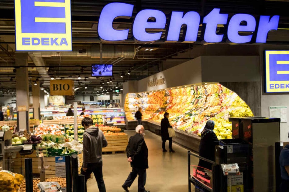 Kunden gehen durch die Edeka-Filiale in der Rindermarkthalle. Die Konsumlust der Bundesbürger hat Deutschlands größtem Lebensmittelhändler Edeka im vergangenen Jahr ein kräftiges Wachstum beschert.