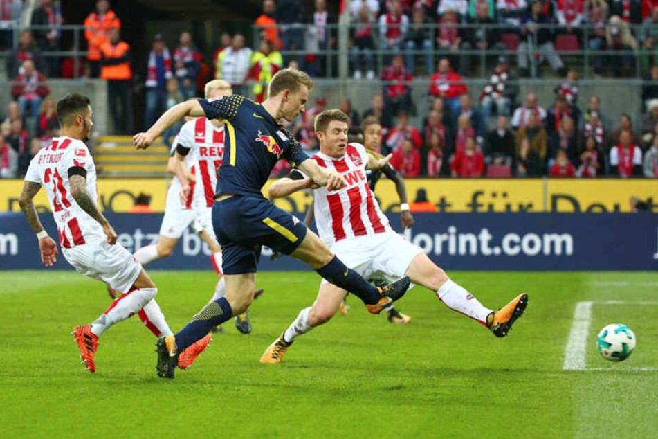 Lukas Klostermann (vorn) erzielte in der 30. Minute das 1:0 für RB Leipzig.