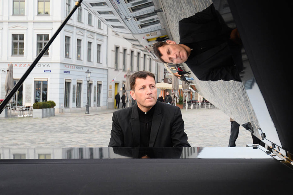 Straßenmusiker Arne Schmitt (47) verklagt die Stadt.