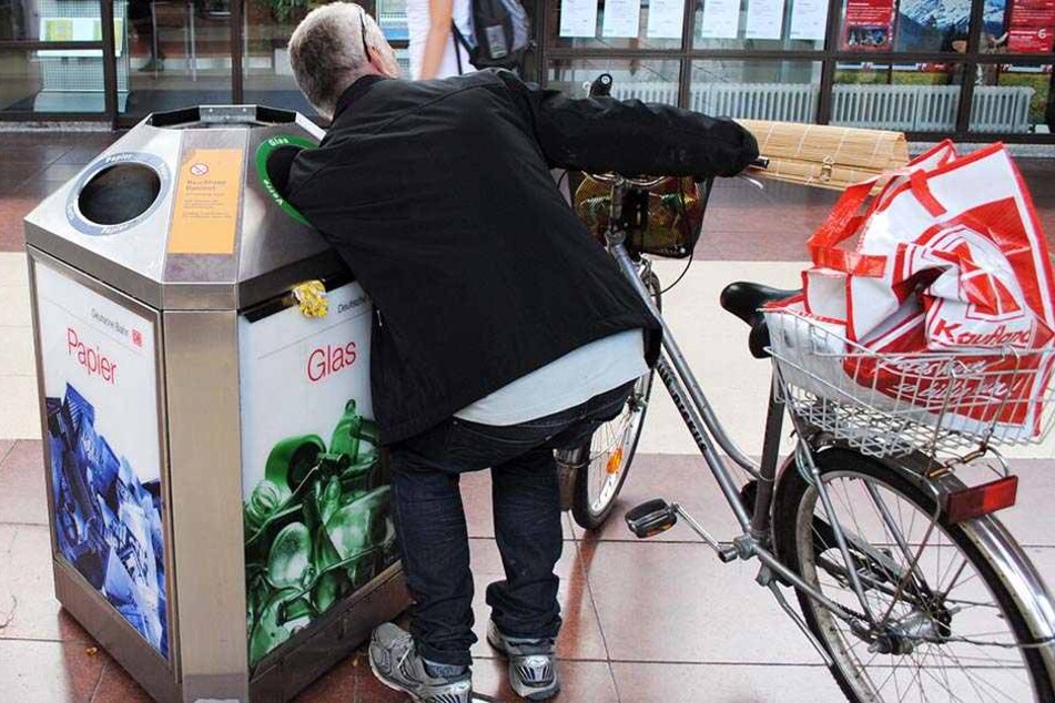 Ein Flaschensammler erwies sich auf dem Rastplatz Herford an der A 2 als Trickdieb. (Symbolbild)