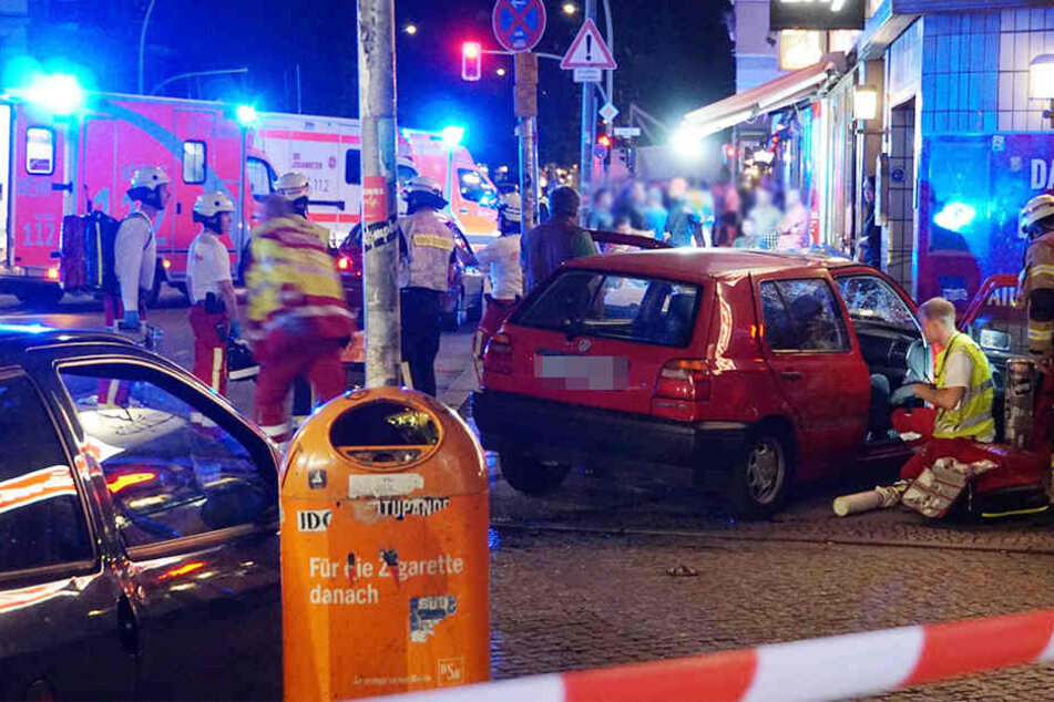 Neben dem Autofahrer, wurden weitere fünf Menschen bei dem Unfall verletzt.