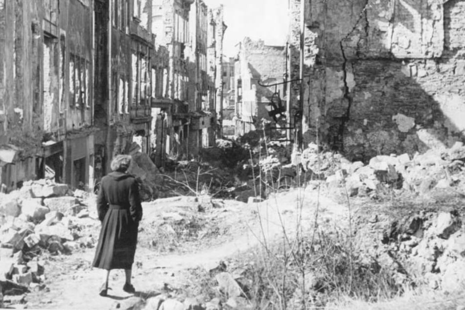 Nach den Angriffswellen war das einst blühende Dresden auf 15 Quadratkilometern eine rauchende Trümmerwüste.