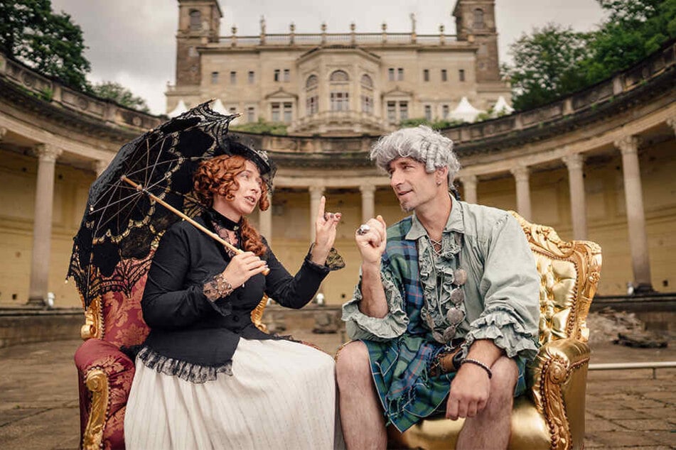 Die Ex-Schlossbewohner Rosalie von Rauch (Katharina Salomo) und der Earl of Findlater (Thomas Zahn) erwarten die Schlössernacht-Besucher im Römischen Bad.