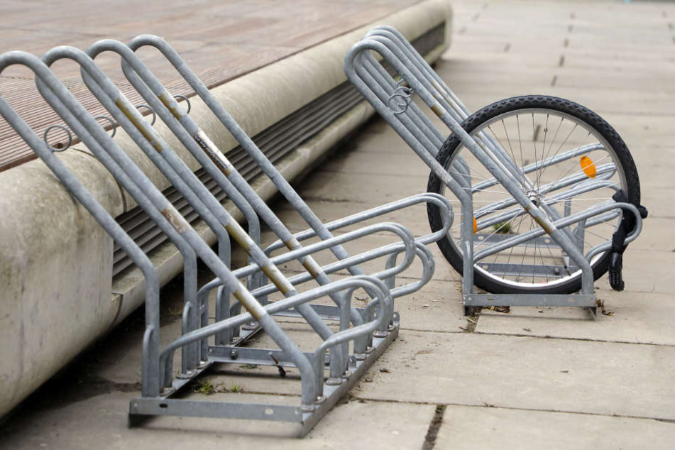 Da half alle Sicherung nichts: Vom Fahrrad ist nur noch ein einzelnes Rad übrig.