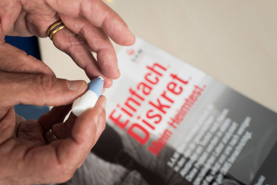 Mit einem solchen Heimtest wird u.a. anhand einer Blutprobe ermittelt, ob man an einer Geschlechtskrankheit wie Syphilis, HIV oder Tripper erkrankt ist.