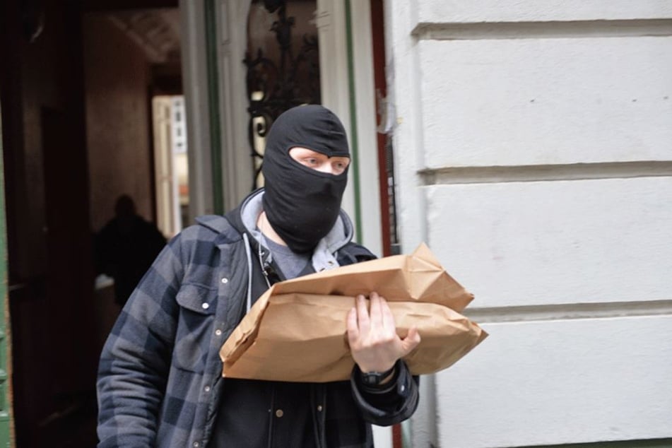 Ein vermummter Polizist während einer Razzia gegen mutmaßliche Reichsbürger in Berlin-Moabit im Januar 2017.