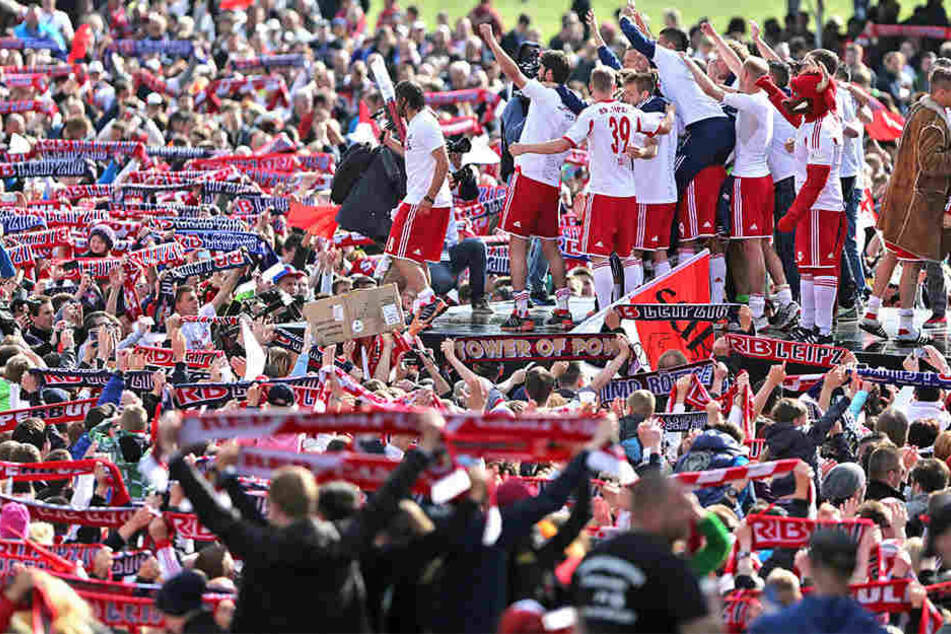 Auch den Aufstieg in die 2. Liga feierte der Verein 2014 mit tausenden Fans auf der Festwiese.