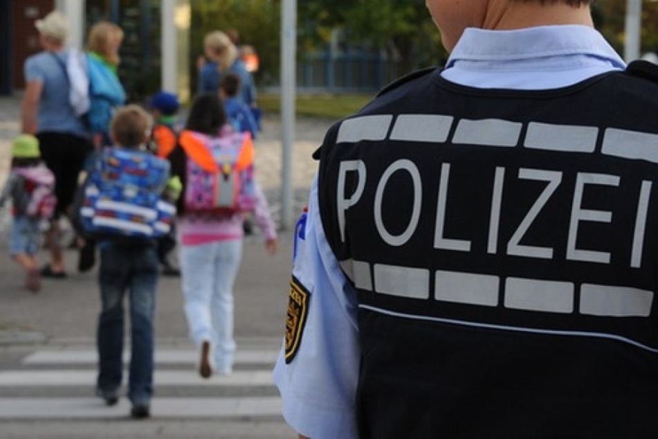 Er würgte den Jungen mit beiden Händen. Der Achtjährige rief danach selbst die Polizei. (Symbolbild)