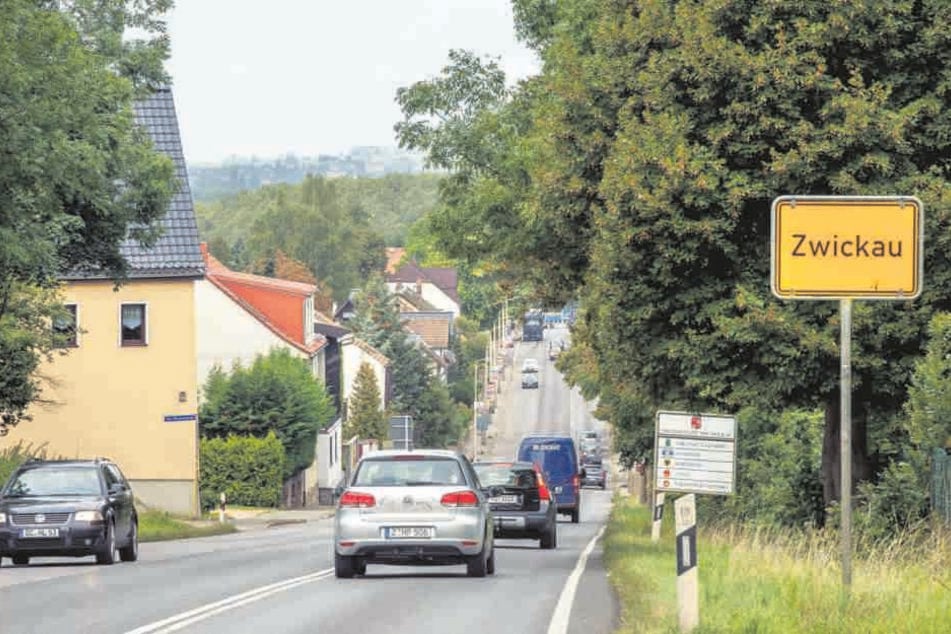 Noch steht dieses Zwickauer
Ortseingangsschild allein in der Landschaft. Nächstes Jahr kommt eine
Willkommensstele dazu.
