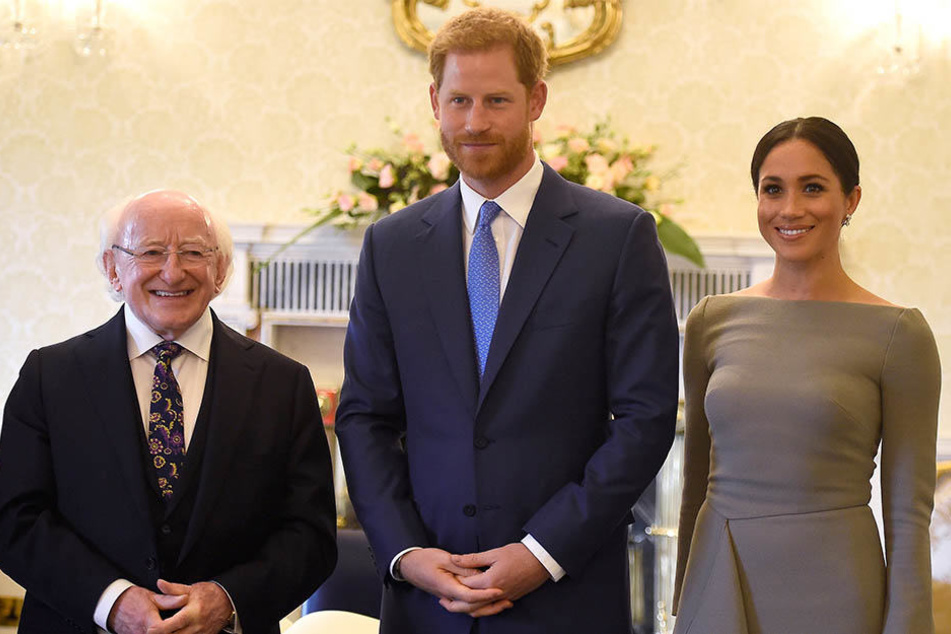 Prinz Harry (Mitte) und Herzogin Meghan trafen Michael D. Higgins, Präsident von Irland, am zweiten Tag ihrer Dublin-Reise.