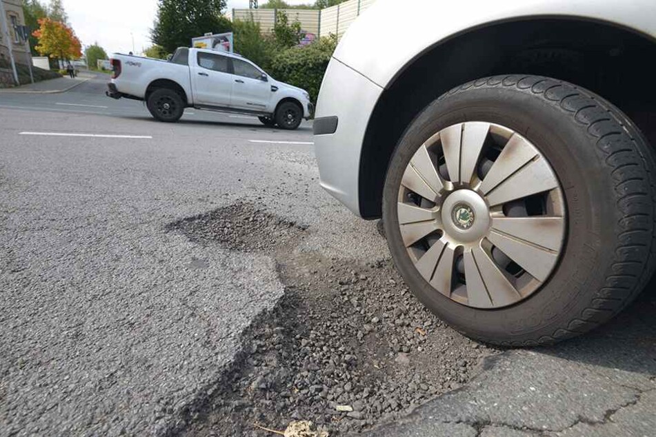 Jede dritte Straße ist total kaputt, bekommt die Note 5. Krater wie an der
Ecke Chopin-/Lützowstraße gehören zum Autofahrer-Alltag.