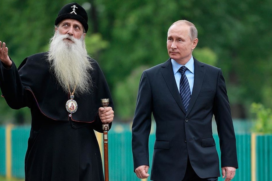 Russlands Präsident Wladimir Putin (64) und Metropolit Kornili (69) besichtigen am 31. Mai 2017 in Moskau das Rogozhsky Spiritual Center.