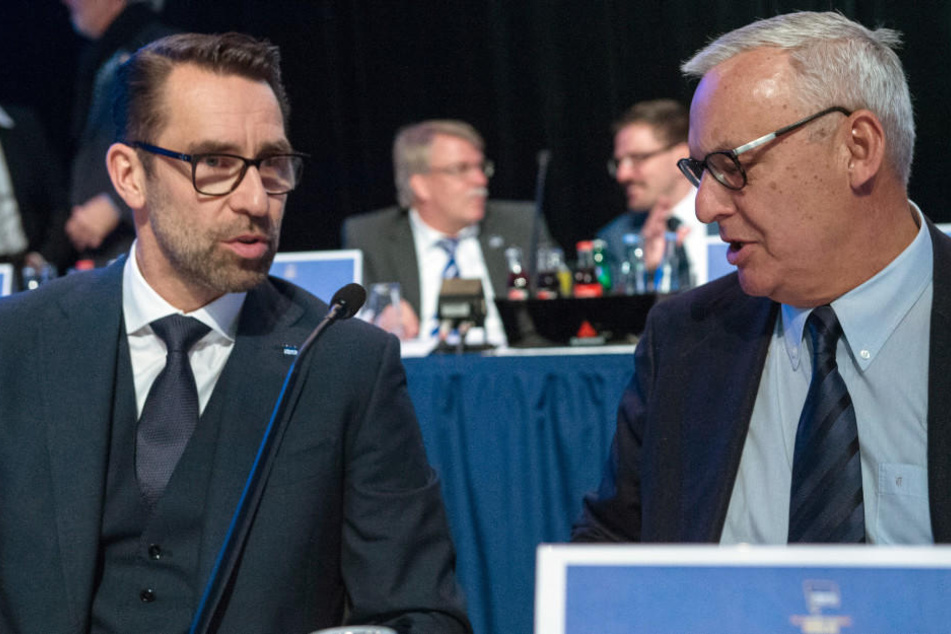 Hertha-Präsident Werner Gegenbauer (rechts) spricht auf der Mitgliederversammlung mit Michael Preetz.