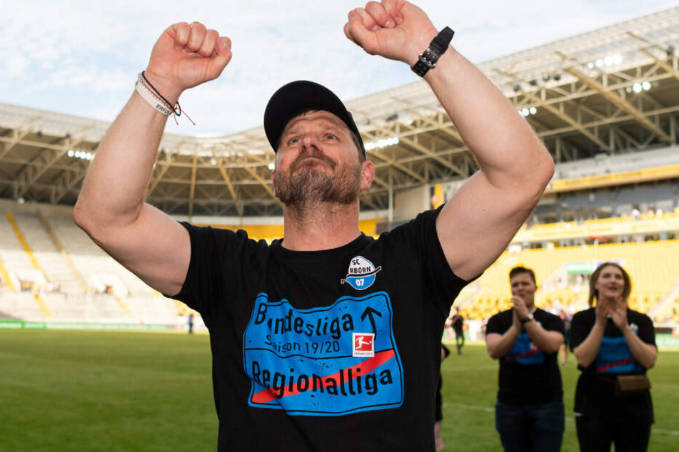 Trainer Steffen Baumgart von Paderborn jubelt über den Aufstieg in die Bundesliga. (Archivbild)