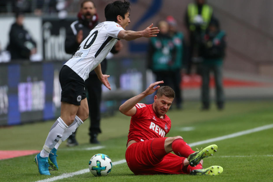 Der Kölner Simon Terodde (r.) im Zweikampf mit Makoto Hasebe.
