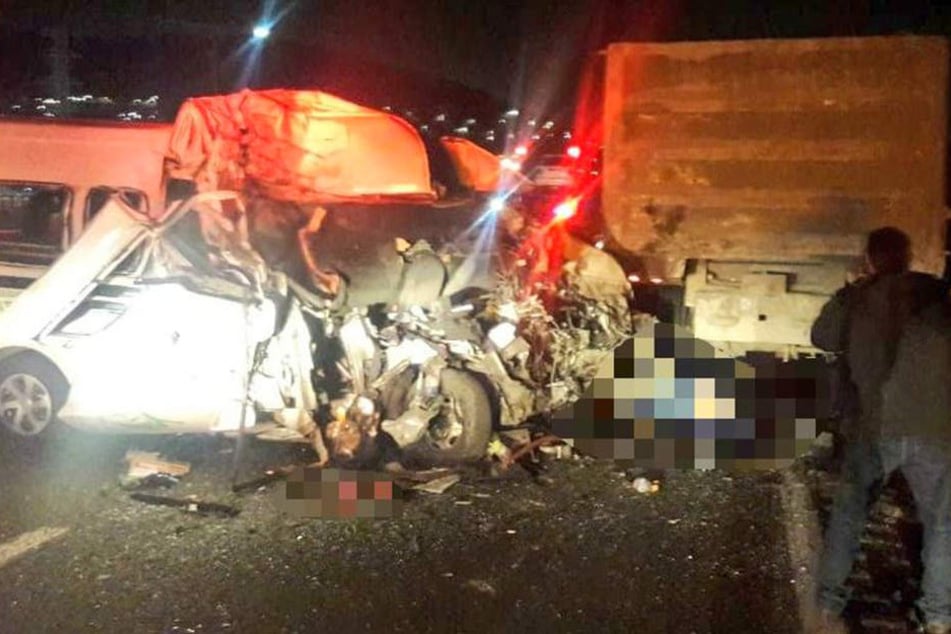 Bei dem Unfall kamen mindestens zwölf Menschen ums Leben, fünf wurden verletzt.