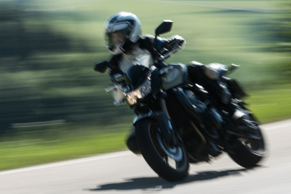 Schwer verletzt wurde ein Kradfahrer am Samstag nahe Heddesheim. (Symbolbild)