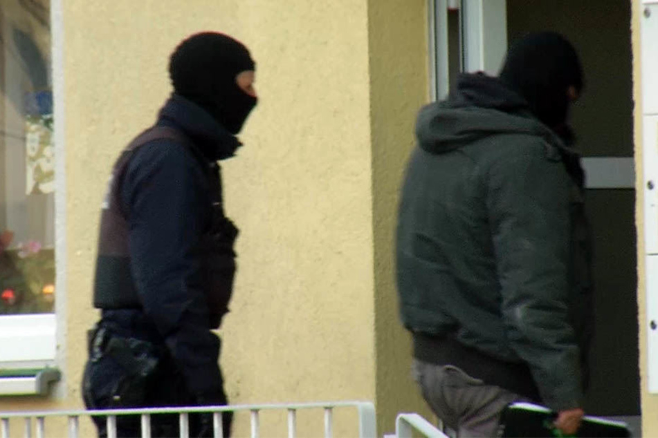 Einsatzkräfte der Polizei durchsuchten unter anderen eine Wohnung im Landkreis Börde.