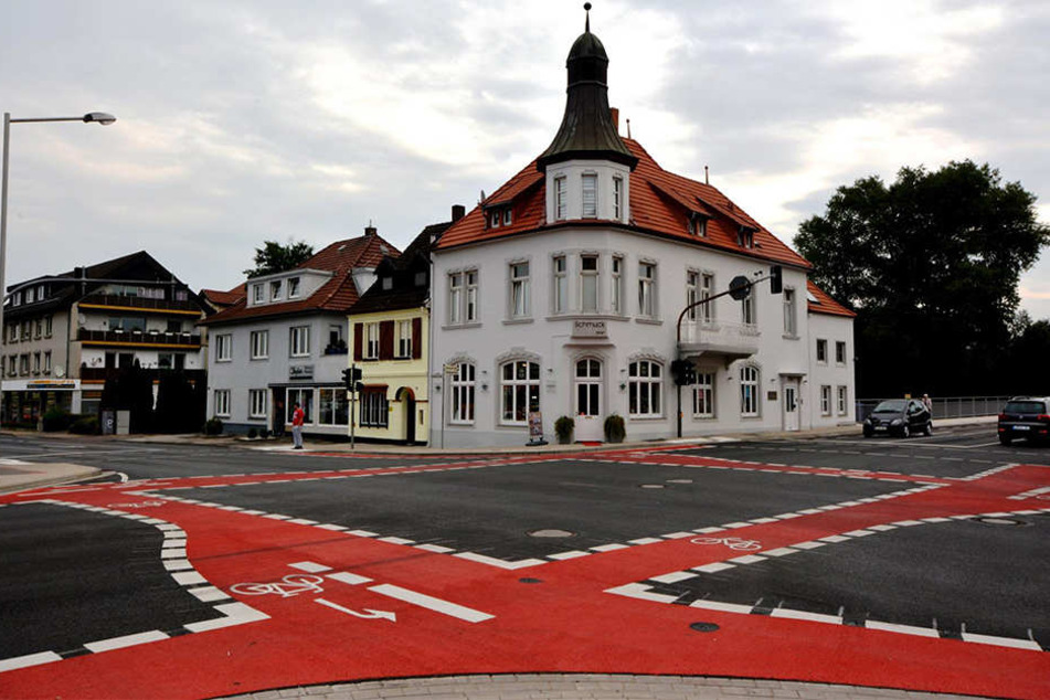 Auf den ersten Blick ist ganz schön viel los auf der Kreuzung - zumindest was Markierungen angeht.