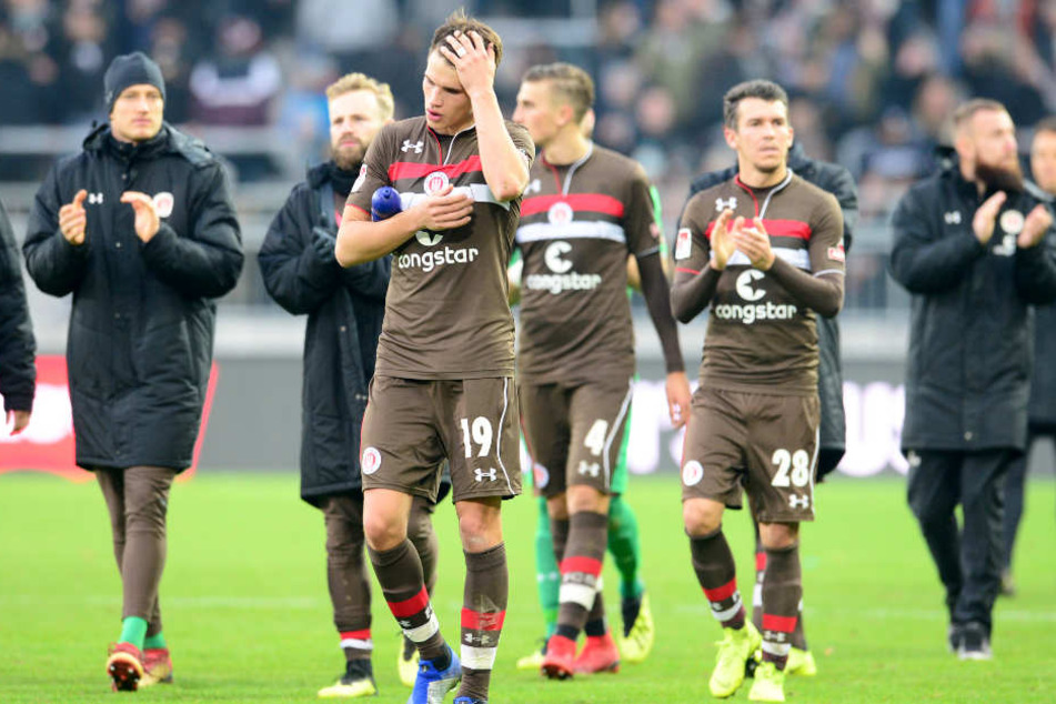 Die Spieler von St. Pauli verließen mit gesenkten Köpfen den Platz.