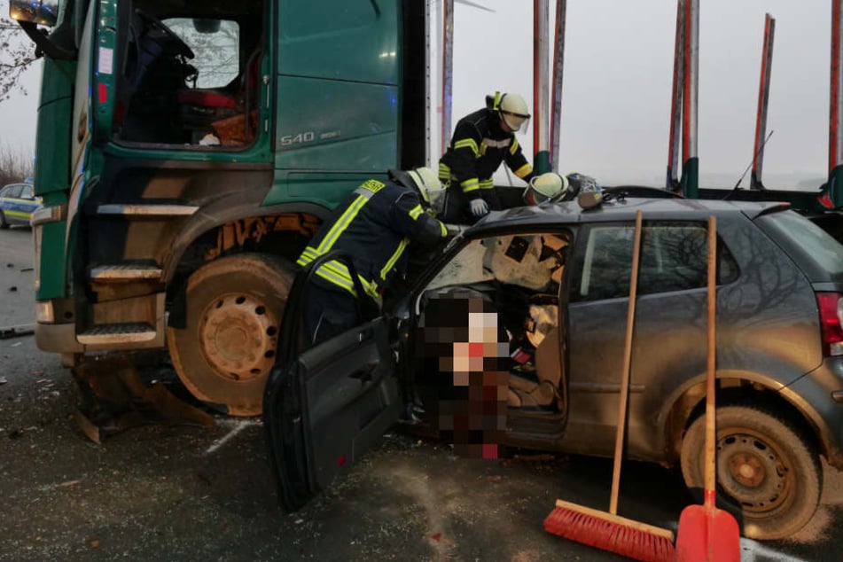 Das Unfallopfer blieb bewusstlos im Wrack eingeklemmt.
