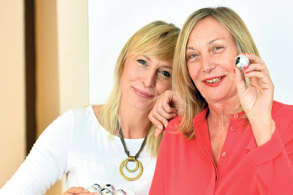 Monika Posch-Silbermann
(62, r.) und
ihre Tochter Christine (35) haben
die leckeren Silbermann-Kugeln ins
Leben gerufen.