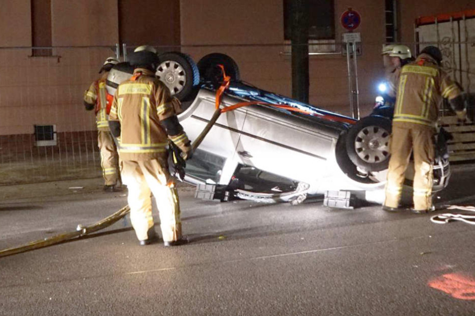 Die Helfer holten den schwer verletzten Fahrer aus dem Auto. Anschließend wurde er in ein Krankenhaus gebracht.