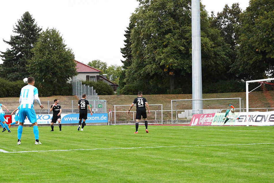 Anfang September feierte der CFC einen 4:2-Sieg gegen Halberstadt. Zur Pause lag der Spitzenreiter noch 1:2 hinten. Hier hat Tobias Müller (ganz l.) gerade das 1:0 für die Himmelblauen erzielt.