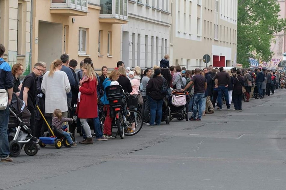 Am 13.5. standen in der Leipziger Südvorstadt hunderte Eltern für einen Kita-Platz Schlange. Dieser Zustand sorgte deutschlandweit für Empören.