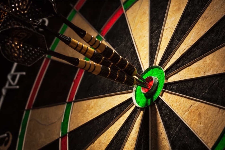 Der Gatte beschäftigte sich mit Darts, die Dame sexuell mit einem Teenie (Symbolbild).