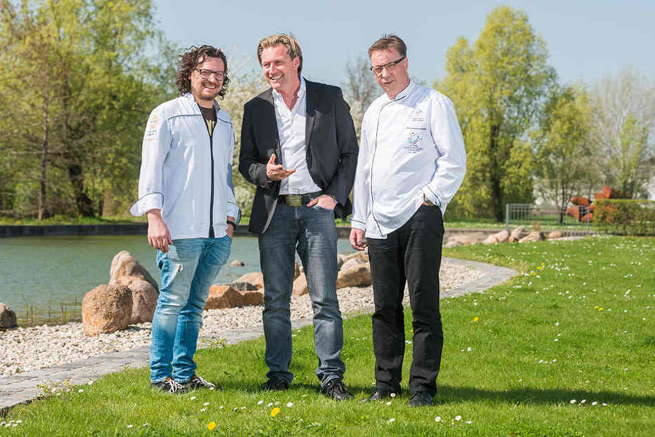 „Genusswelten“-Veranstalter Mirco Meinel (45, Mitte) mit den
beiden Dresdnern Benjamin Biedlingmaier (31, l.) und Mario Pattis
(48).