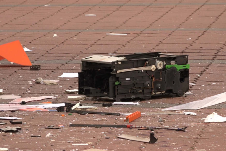 Die Explosion war so heftig, dass überall Teile des gesprengten Automaten herumliegen.