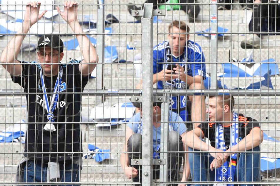 Einige HSV-Fans sind sehr enttäuscht. Der Inhalt ihres Adventskalenders entspricht nicht ihren Erwartungen.