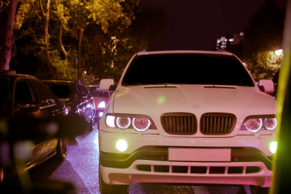 Der Fahrer des Ford Focus soll sich vor dem Unfall ein illegales Autorennen mit einem weißen BMW geliefert haben (Symbolbild)