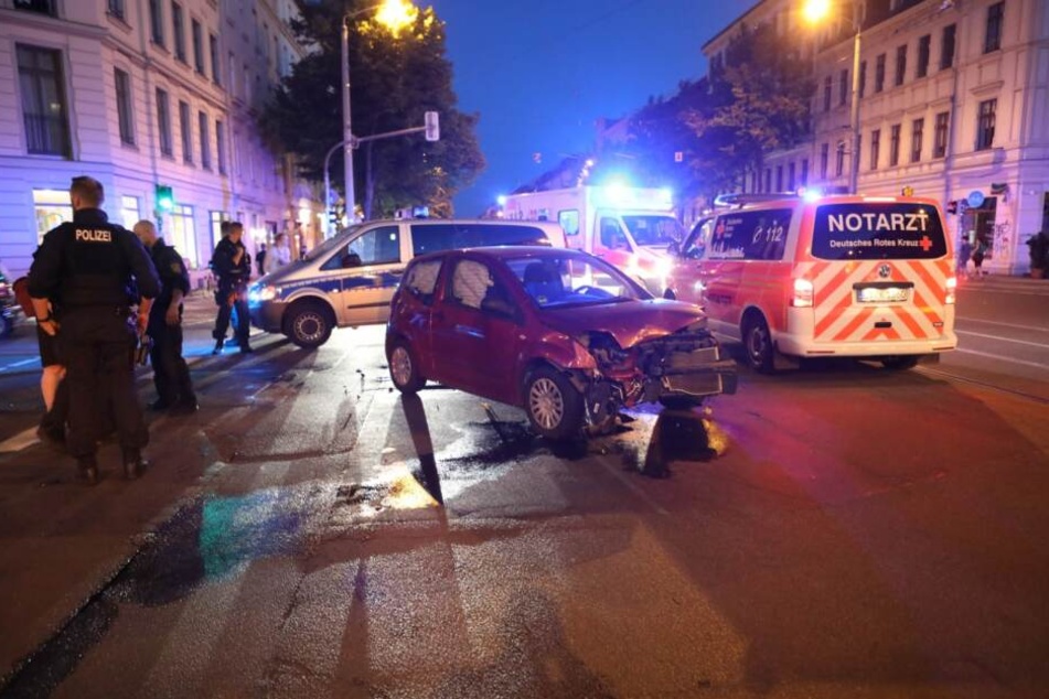 Auf einer Kreuzung auf der Schenkendorfstraße ist Mittwochabend ein Pkw mit einem Polizeiwagen kollidiert.