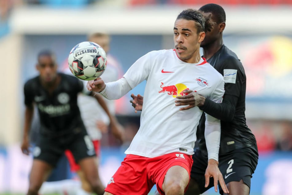 Frankfurts Evan N'dicka (Re.) hat Leipzigs Yussuf Poulsen fest im Griff.