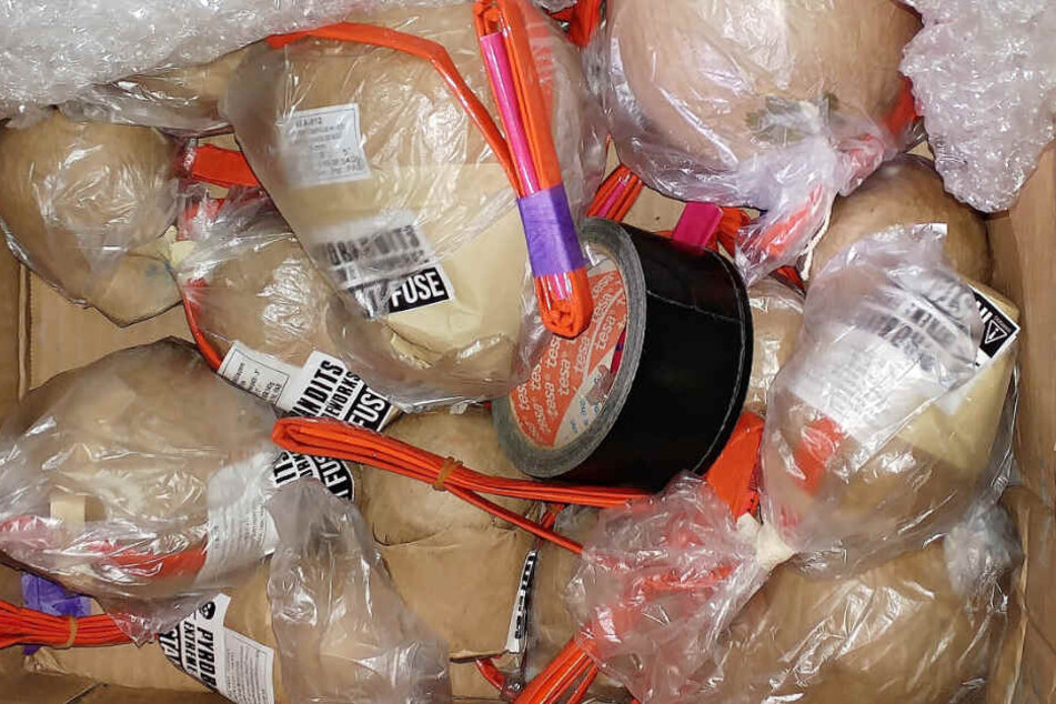 Die Zollbeamten fanden unter anderem Kugelbomben.
