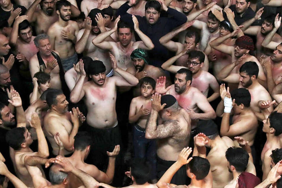 Iranische und irakische schiitische Muslime nehmen an einer rituellen Zeremonie des Feiertages Ashura in Theran teil.