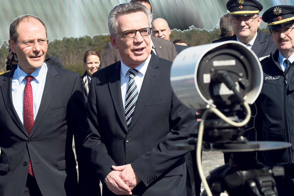 Bundesinnenminister de
Maizière (63, r.) und Sachsens
Innenminister Ulbig (53)
begutachten ein Kennzeichen-Erkennungssystem.