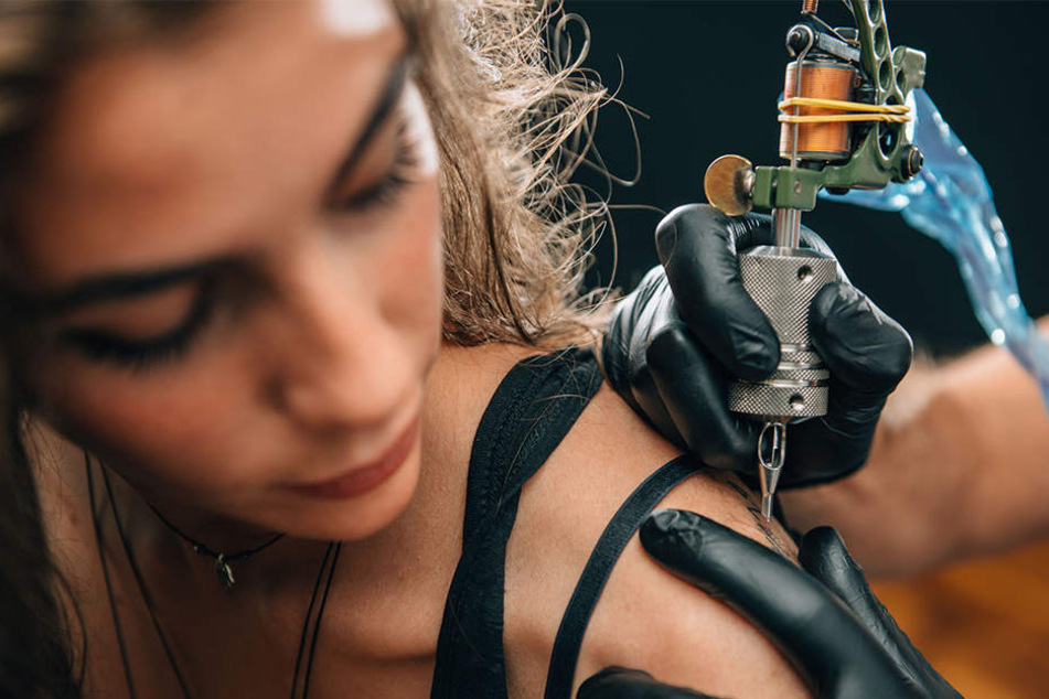 Ein Tippfehler in ihrem Tattoo veranlasste die schwedische Mutter zu einer ungewöhnlichen Maßnahme. (Symbolbild)